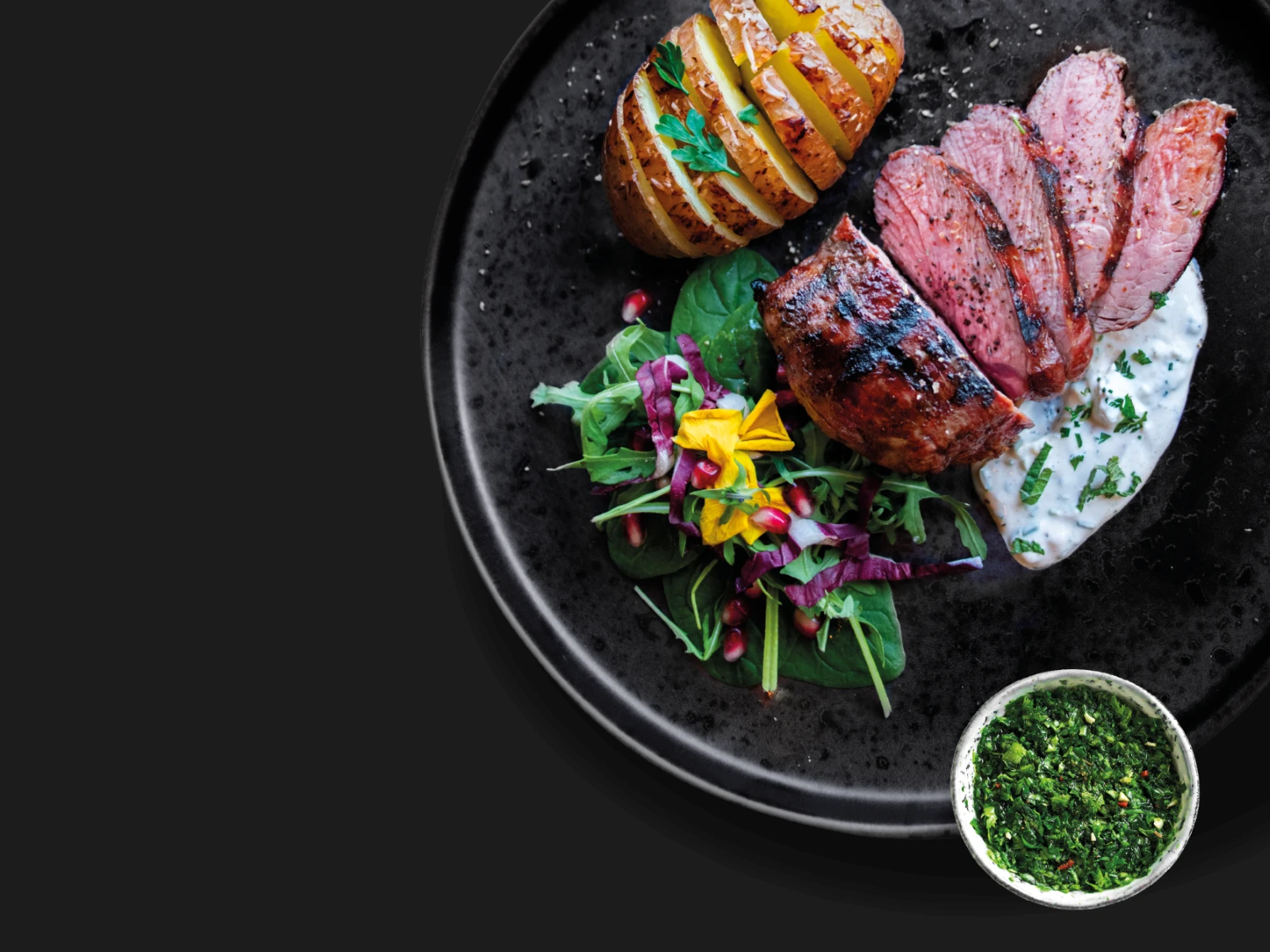 Collage von Speisen auf Tellern