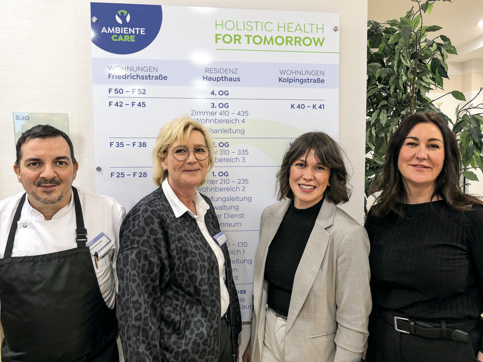 Essen ist weit mehr als reine Nahrungsaufnahme – gerade in der stationären Pflege ist es Strukturgeber, sozialer Anker und tägliches Highlight. Genau hier setzt die Zusammenarbeit zwischen Ambiente Care, dem Service-Bund und der Sander Gruppe an. Am Beispiel der Seniorenresidenz Rheinischer Hof in Velbert zeigt sich, wie moderne Verpflegung, digitale Prozesse und regionale Nähe erfolgreich zusammenspielen. Essen ist weit mehr als reine Nahrungsaufnahme – gerade in der stationären Pflege ist es Strukturgeber, sozialer Anker und tägliches Highlight. Genau hier setzt die Zusammenarbeit zwischen Ambiente Care, dem Service-Bund und der Sander Gruppe an. Am Beispiel der Seniorenresidenz Rheinischer Hof in Velbert zeigt sich, wie moderne Verpflegung, digitale Prozesse und regionale Nähe erfolgreich zusammenspielen.