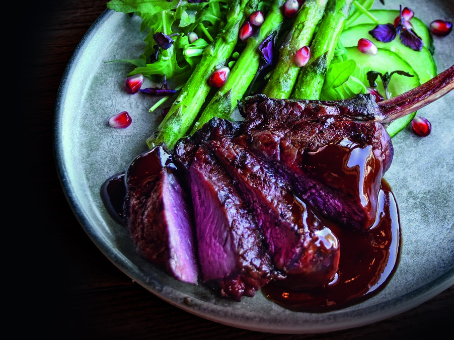 Rodeo Lammkronen mit Hot-Honey-BBQ_Sauce Service-Bund Messestand bei der Internorga 2024